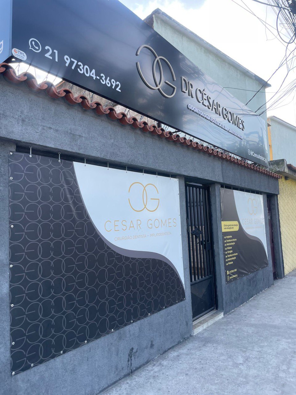 Fachada moderna do consultório Dr. César Gomes