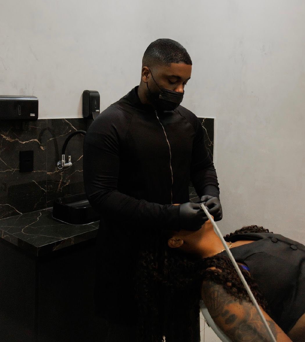 Dr. César Gomes atendendo paciente em seu consultório moderno