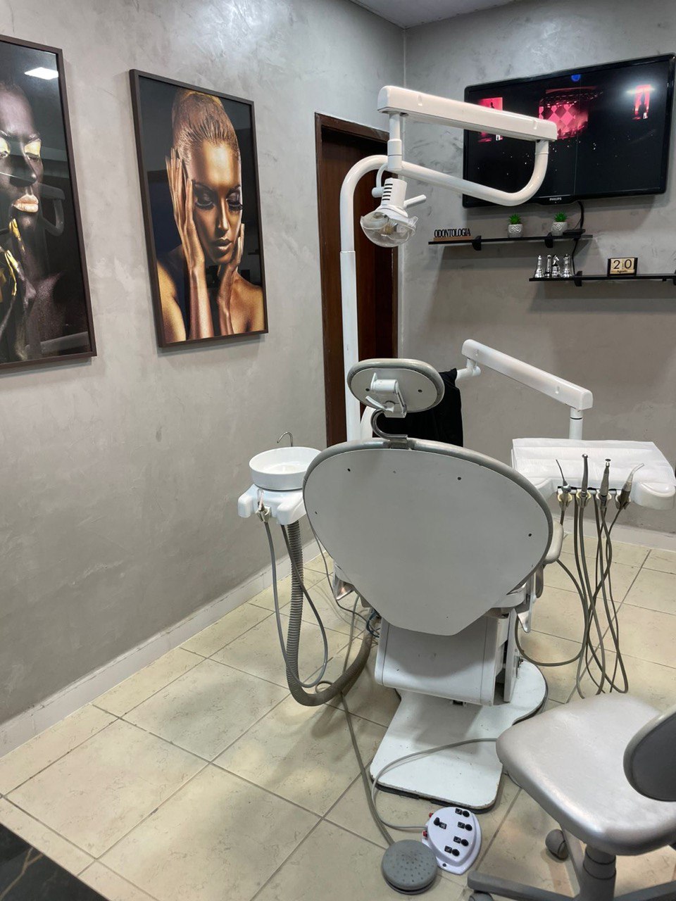 Consultório odontológico com equipamentos modernos