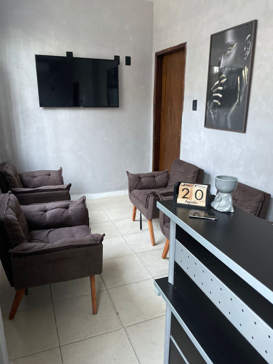 Sala de espera confortável com poltronas modernas